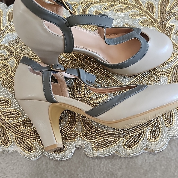 Journee Collection Cream and Black Heels - Picture 3 of 6